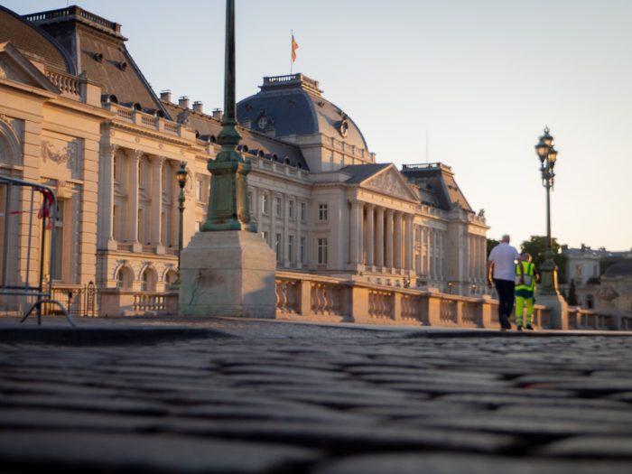 Belgischer Königspalast in Brüssel bei Abendlicht. 