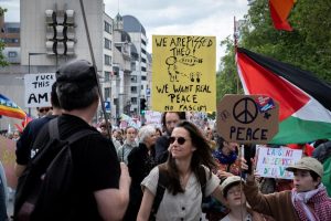 2026_06_14_Demo-gegen-Hochruestung_BXL_Hanna-Penzer_IMG_20260614_235404_676