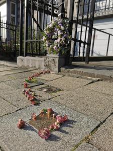 Kranz und Stolperstein